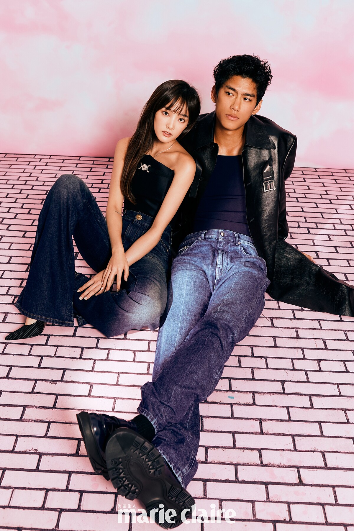 王淨／黑色馬甲，Versace；丹寧長褲，Balmain；Quatre鍊墜項鍊，Boucheron；Devon 繞踝尖頭跟鞋，Charles & Keith。朱軒洋／黑色皮大衣、丹寧長褲，both by Versace；深藍色背心，Ferragamo；Hybrix 皮革樂福鞋，Pedro。