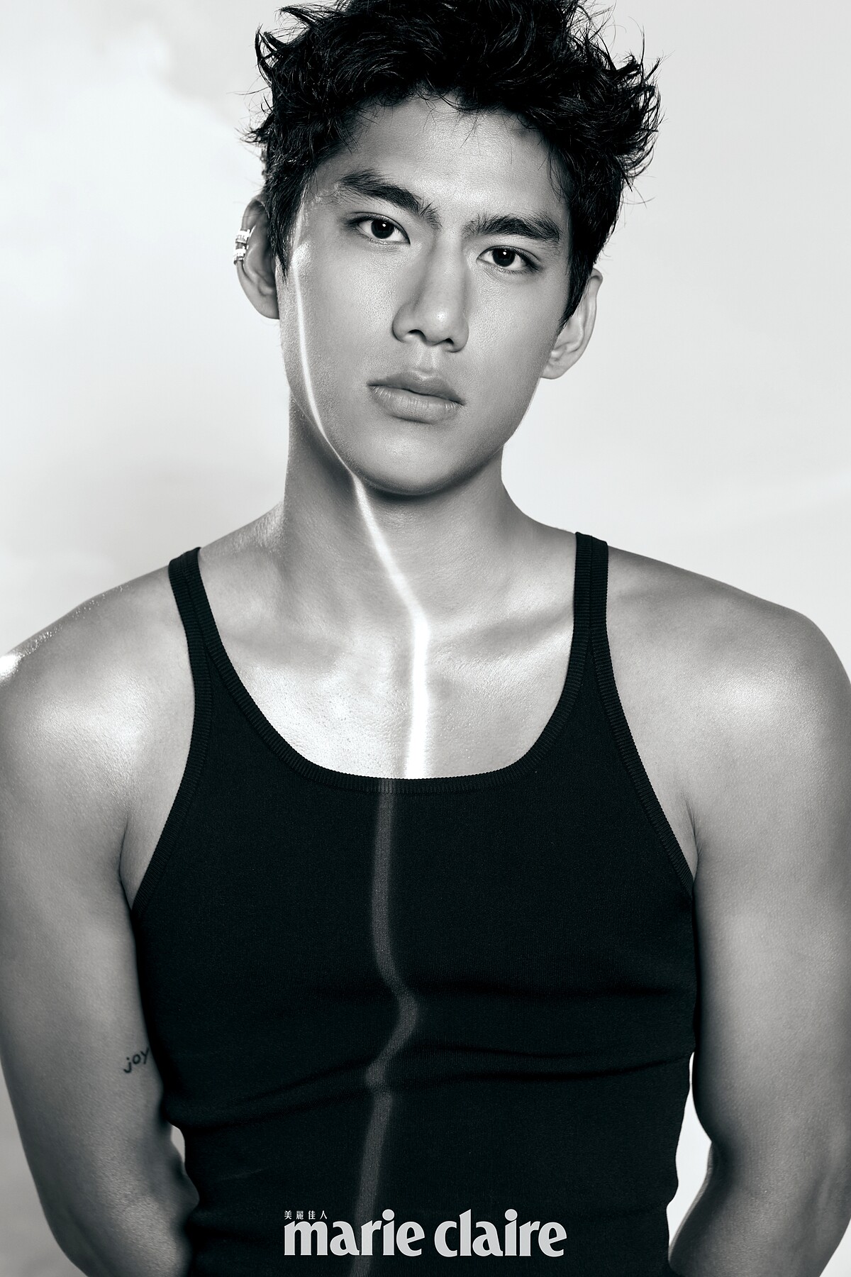 深藍色背心，Ferragamo；Quatre系列白K耳扣、Quatre系列黃K耳扣，both by Boucheron。