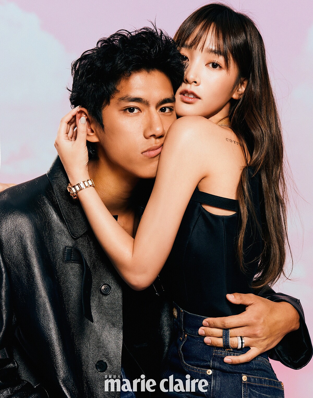 朱軒洋／黑色皮大衣、丹寧長褲，both by Versace；深藍色背心，Ferragamo；Quatre系列寬版戒指，Boucheron。王淨／黑色馬甲，Versace；丹寧長褲，Balmain； Seiko Lukia 玫瑰金腕錶，Seiko。