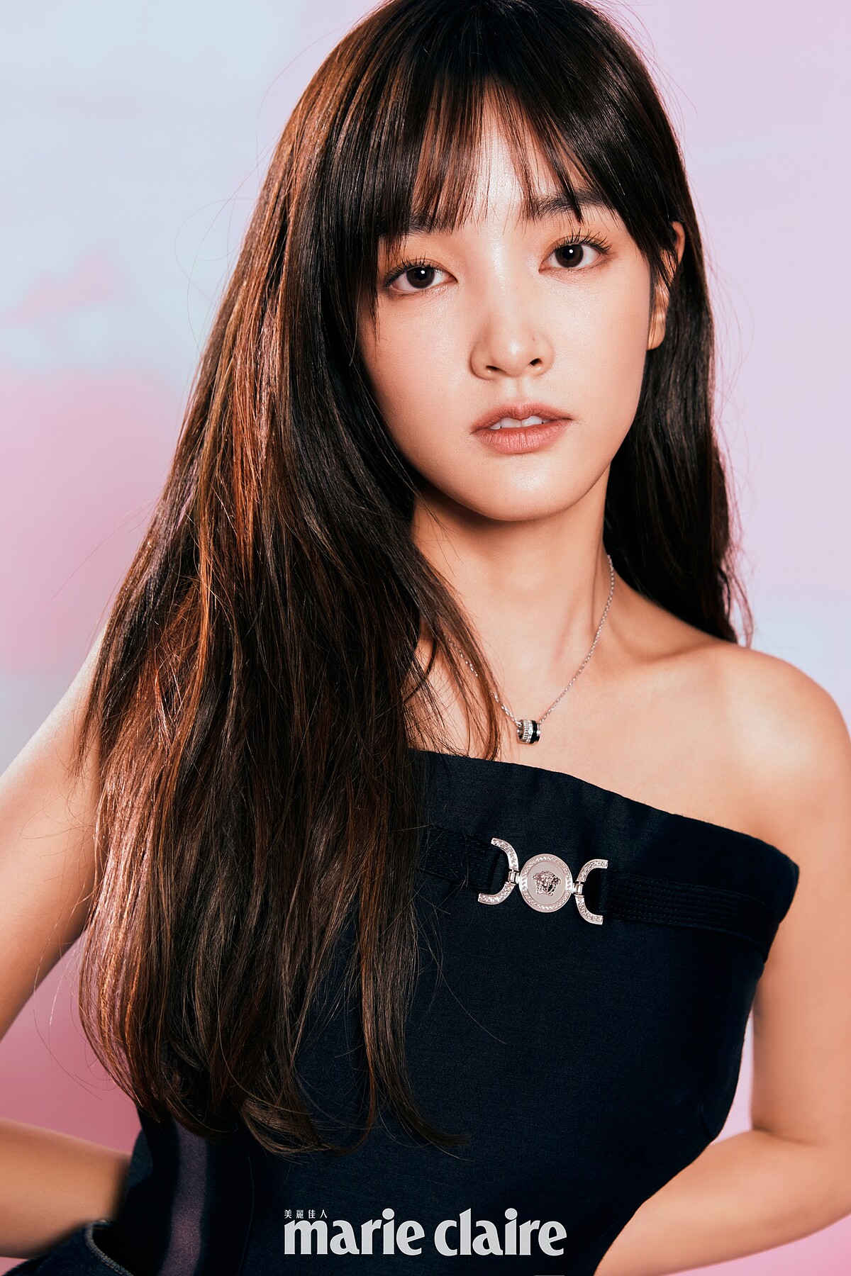 王淨／黑色馬甲，Versace；Quatre鍊墜項鍊，Boucheron。