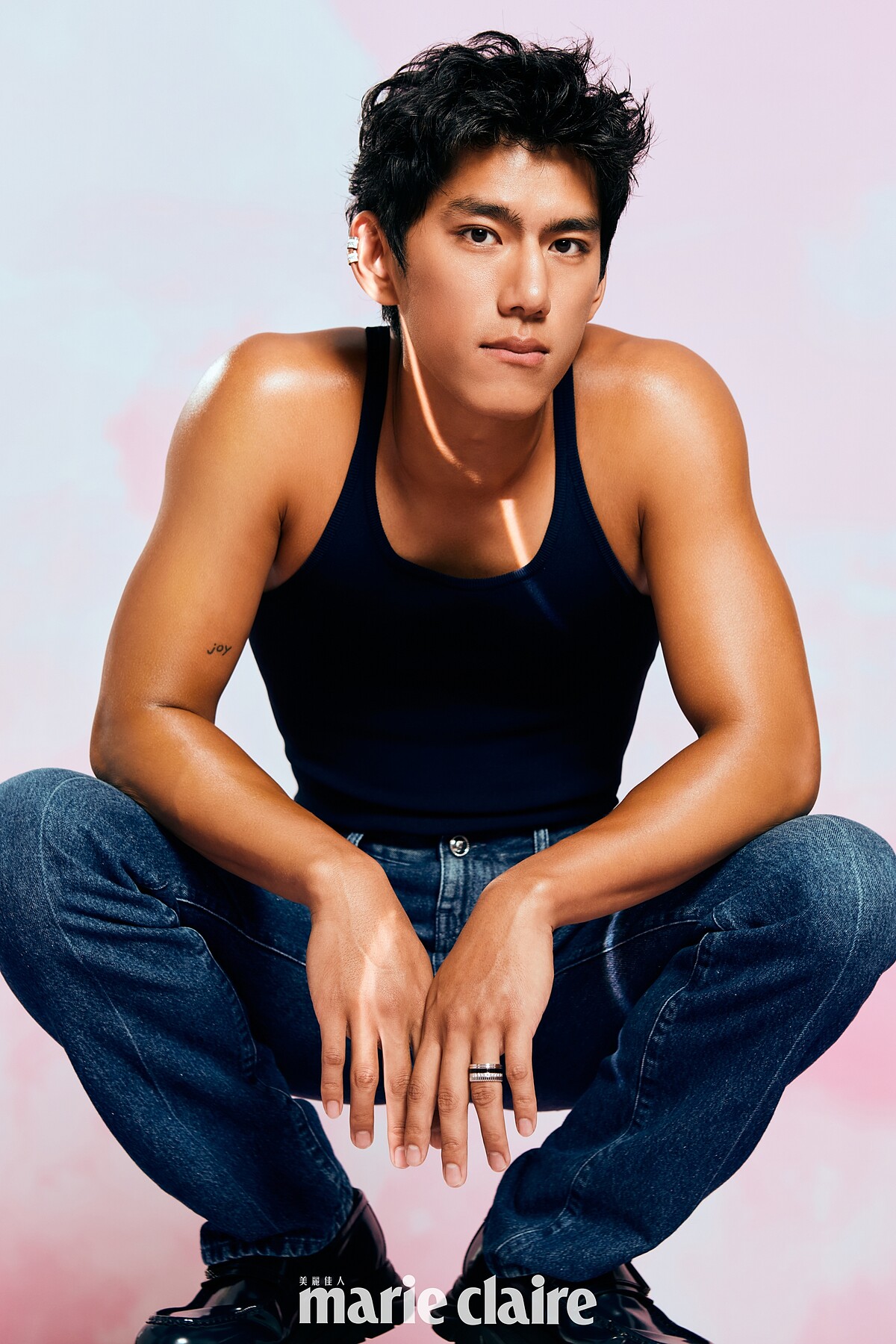 朱軒洋／黑色皮大衣、丹寧長褲，both by Versace；深藍色背心，Ferragamo；Quatre系列寬版戒指、Quatre系列白K耳扣、Quatre系列黃K耳扣，all by Boucheron。