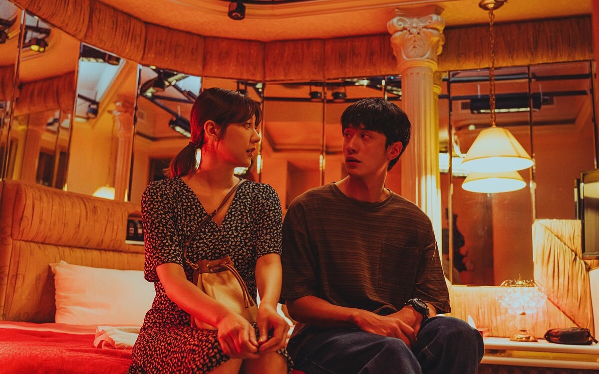 郭雪芙飾演陷入經濟困境、逃離賭博夫的單親媽，愛上快遞小哥劉俊謙，頗有全道嬿電影《你是我的命運》傻瓜遇上野丫頭的喜趣感