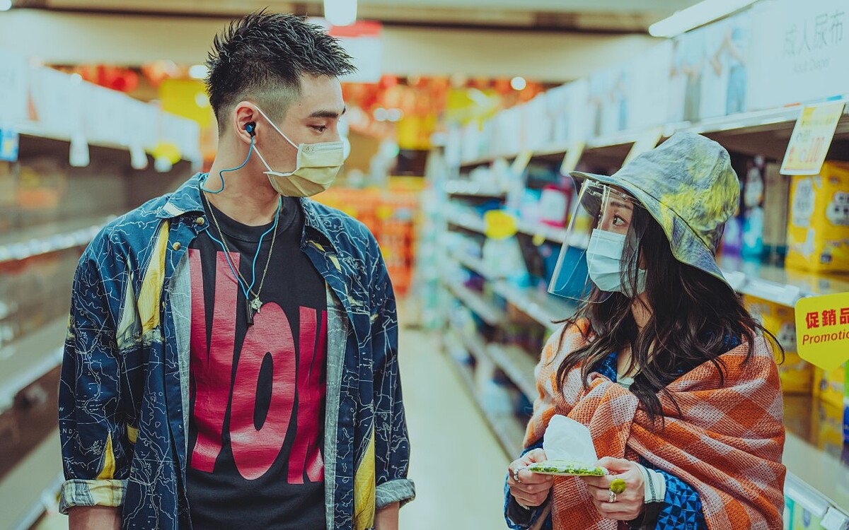 謝欣穎與章廣辰在超市搶購