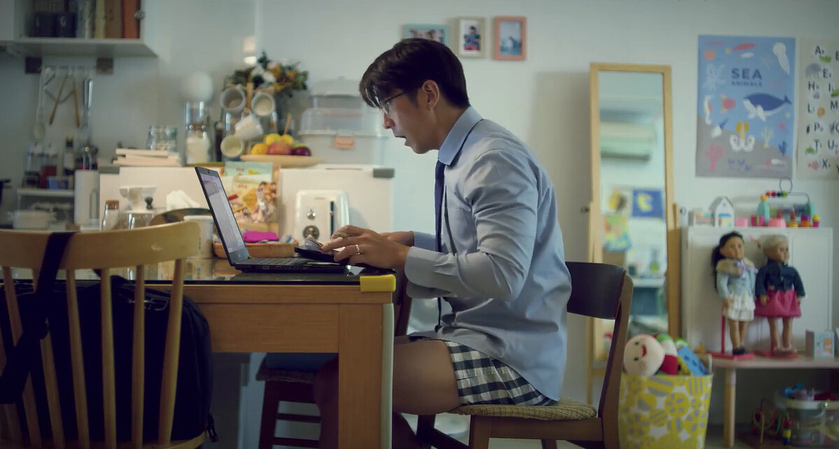 修杰楷在家上班西裝穿半套