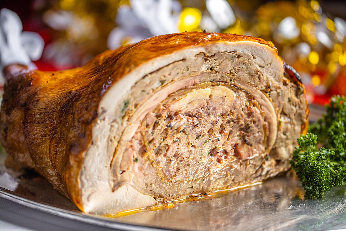 外皮金黃酥脆、肉汁豐腴飽滿，重達約7公斤的「皇家爐烤火鴨雞Turducken」是一道做工繁複的皇室佳餚，晶華主廚團隊復刻古羅馬帝國時期的食譜製作，在火雞中包入整隻鴨、而鴨肉中又包著整隻雞、雞肉中還包著調味的豬絞肉餡