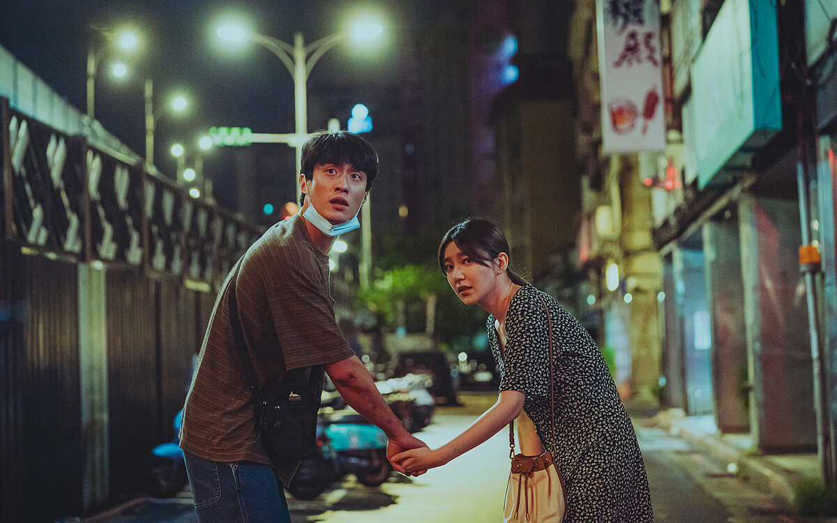 台式搖滾樂團唱出劉俊謙角色無奈 不怕犧牲色相露臀 被郭雪芙按摩起反應畫面曝