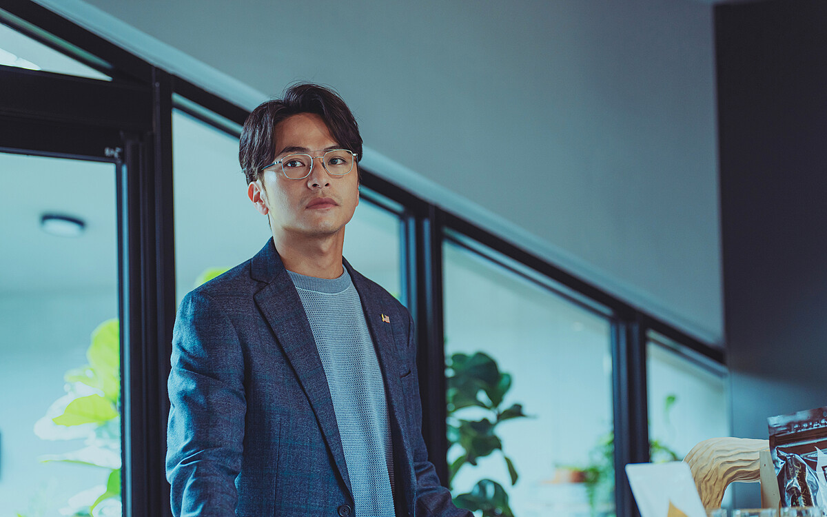 楊銘威在Netflix《此時此刻》飾演33年深櫃主管