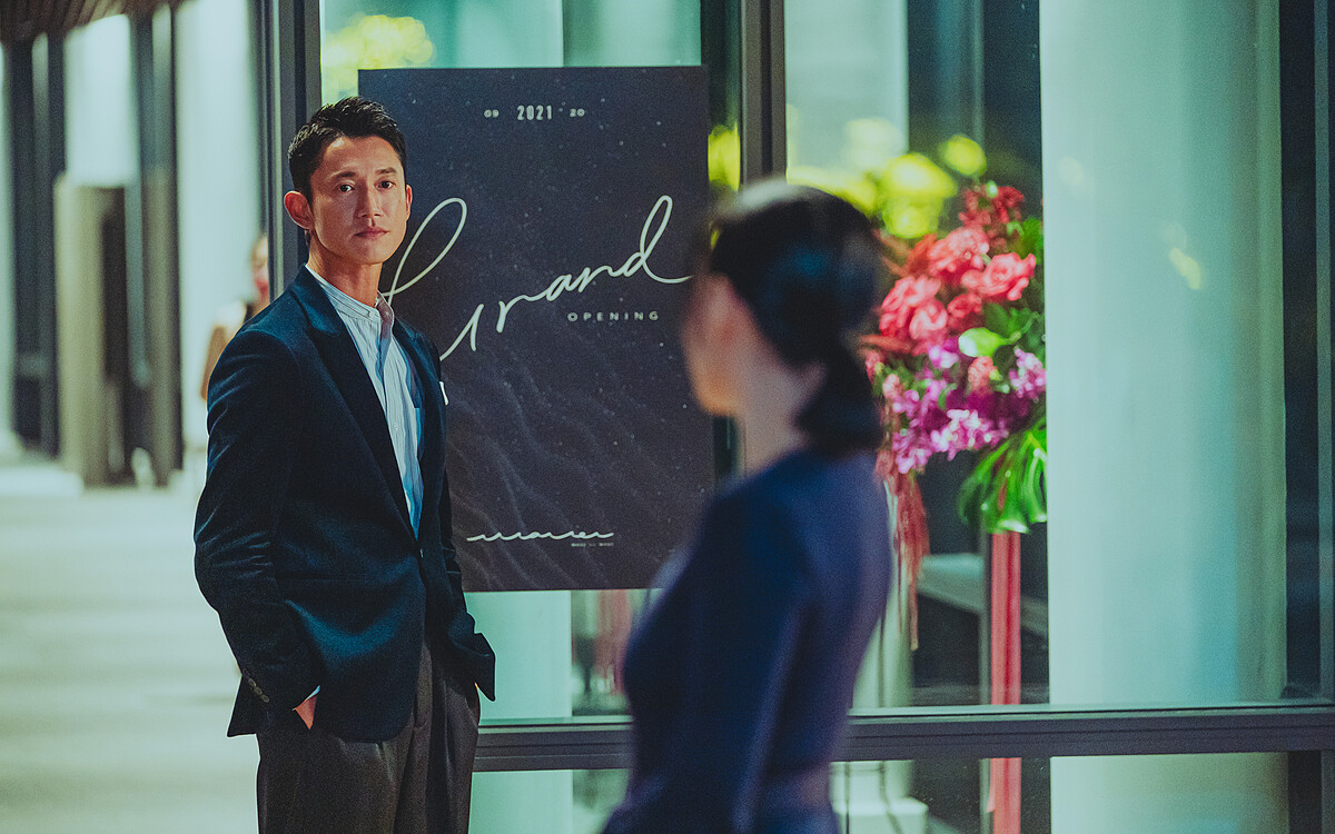 備受熱議的小S徐熙娣、吳慷仁單元「說好的輕井澤」兩人在抓姦過程中相遇