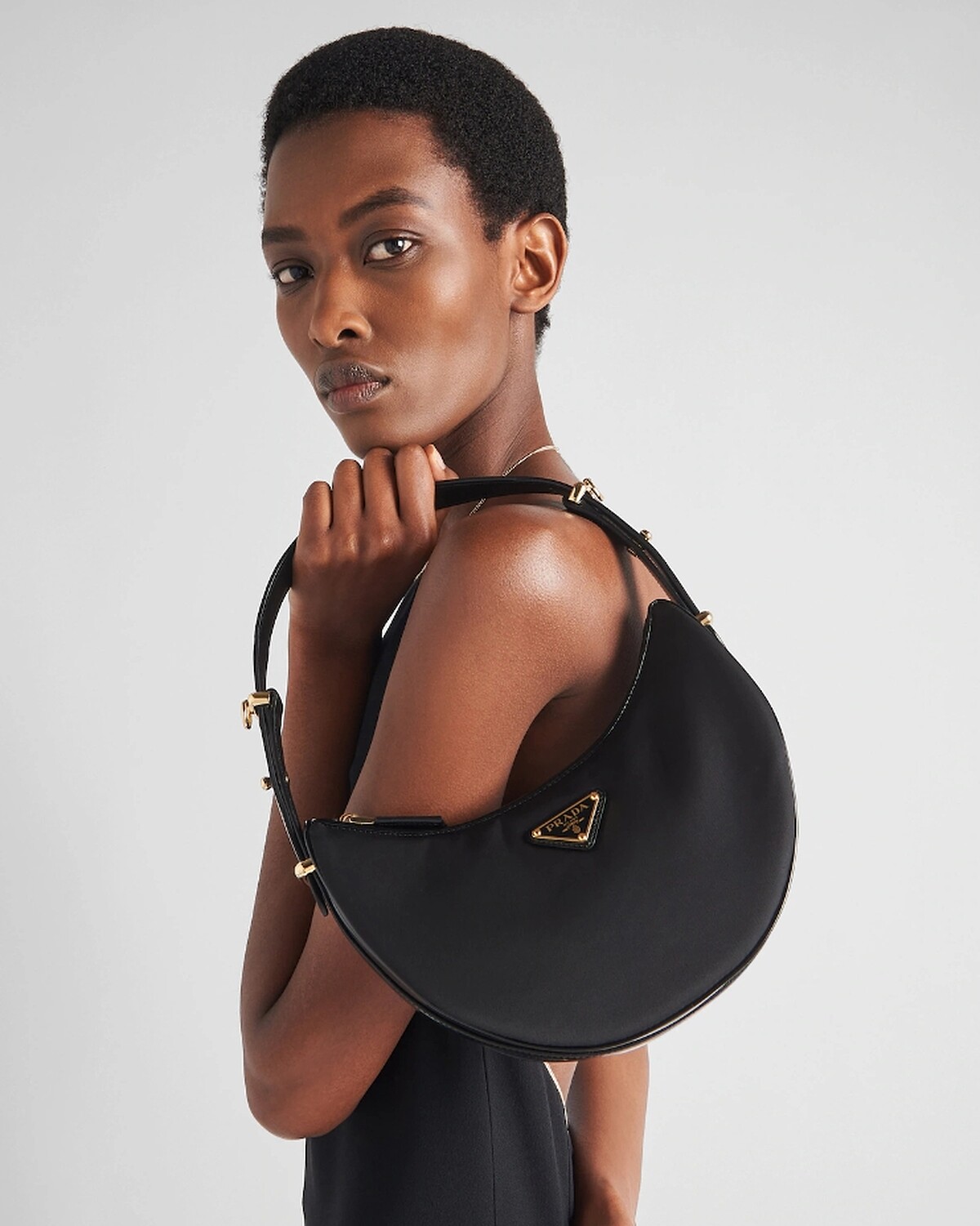 Prada Arqu&eacute; Re-Nylon 及亮面皮革肩背袋NT$68,000。