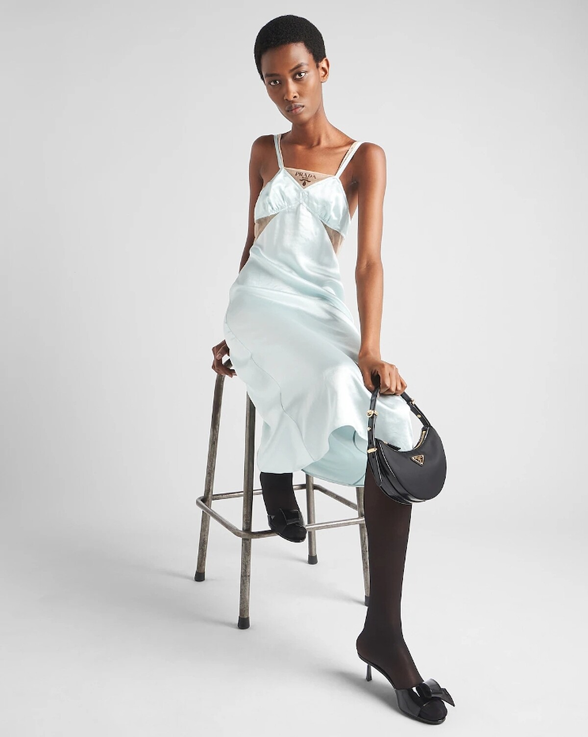 Prada Arqu&eacute; Re-Nylon 及亮面皮革迷你肩背袋NT$66,000。