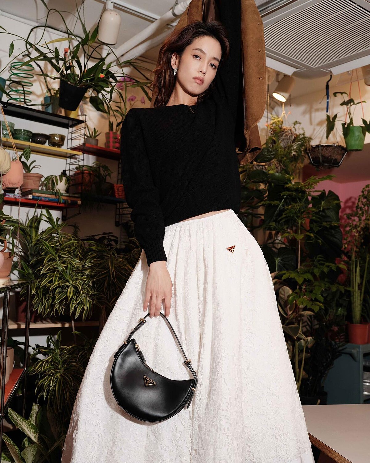 陳庭妮示範Arqu&eacute;包款。