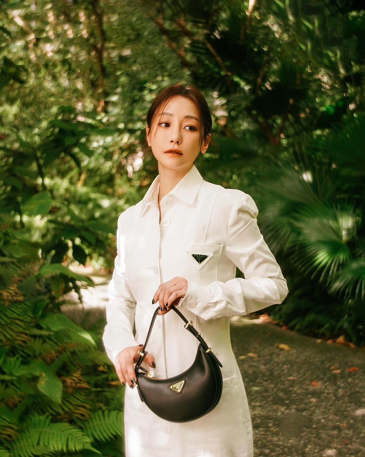 謝欣穎示範Arqu&eacute;包款。