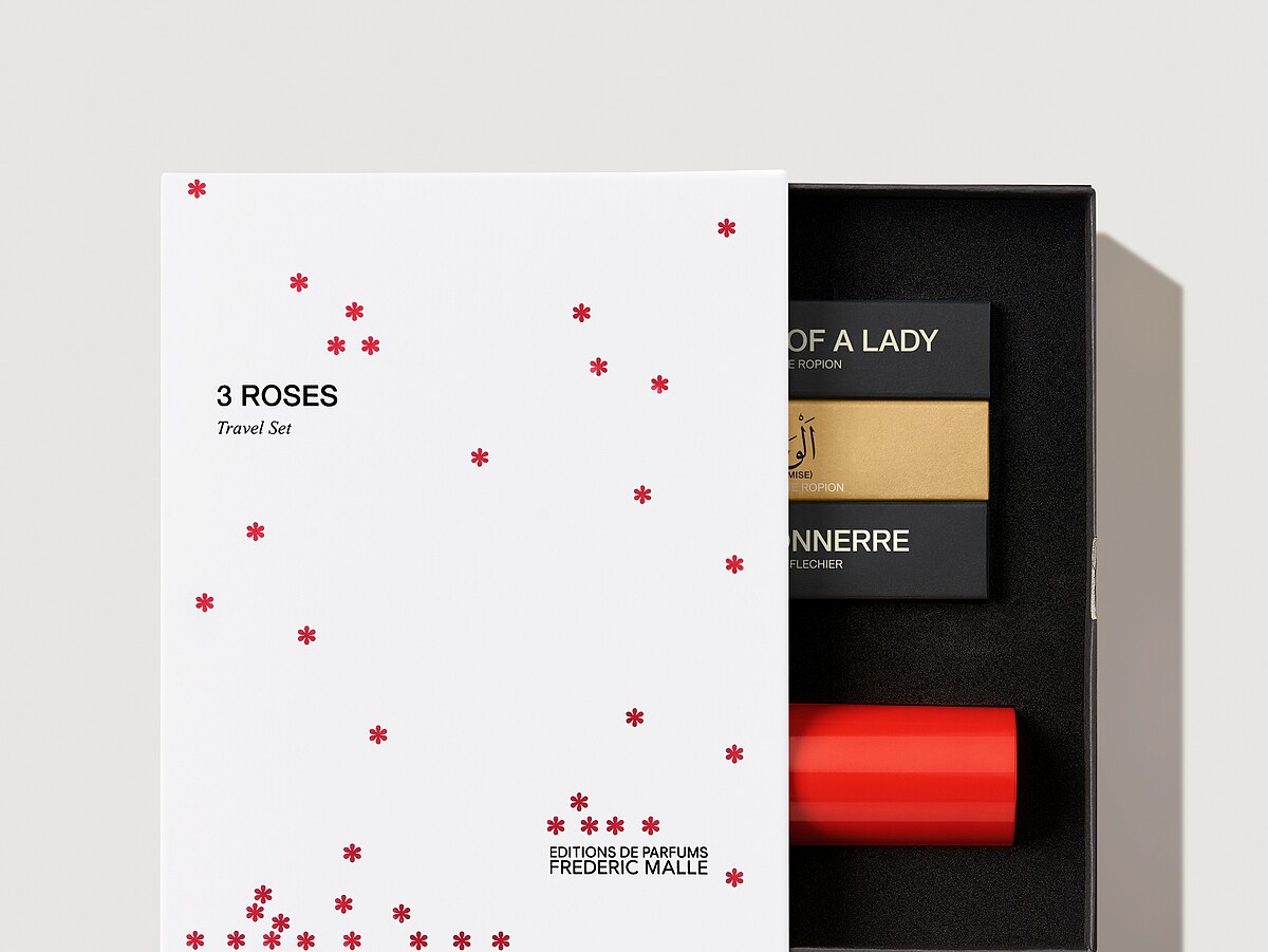 Fr&eacute;d&eacute;ric Malle馥馬爾香氛出版社 雪地玫瑰限定款，內含：仕女肖像淡香精、夜色玫瑰香精、諾言香精各10ml，馥馬爾香氛隨身瓶（紅） ，售價NT$9,700。