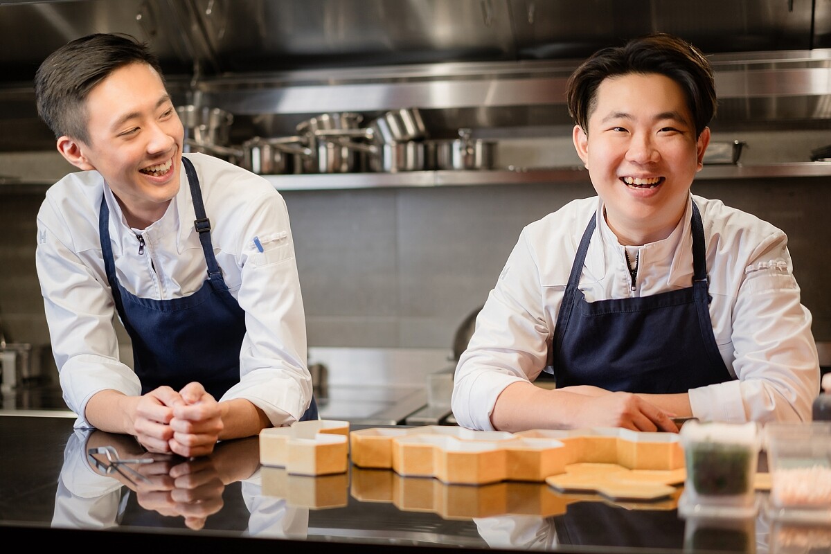 左為副主廚陳泊均(Benson),右主廚為羅偉誠(Leo)。