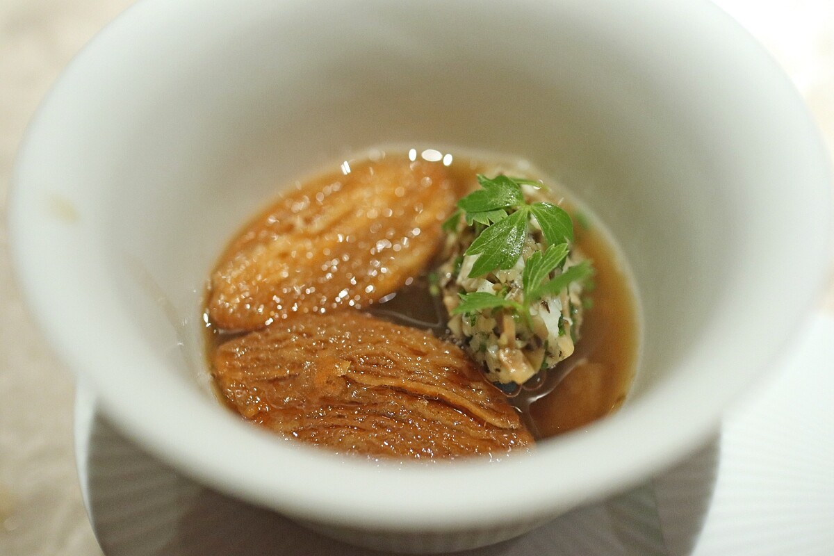 主廚重新詮釋的「肉骨茶」。