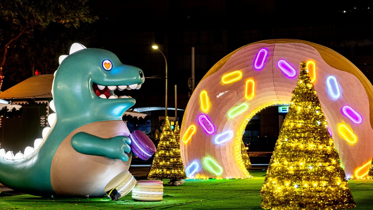 站前廣場「甜點小鎮Sweets Town」燈區，由可愛擔當的馬卡龍為主角，糖果、馬卡龍及甜甜圈等元素可愛又好拍！