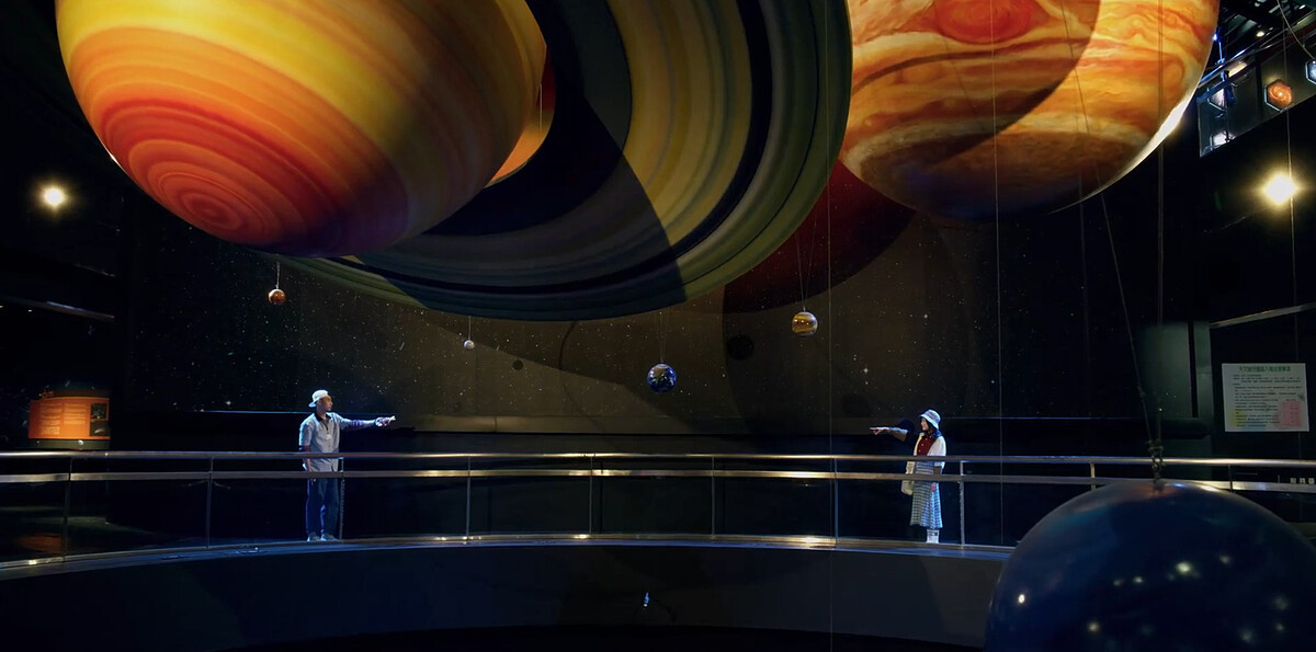 愛情比遇上外星人的機率還低，但謝欣穎(右)同時遇上，是真愛啊！