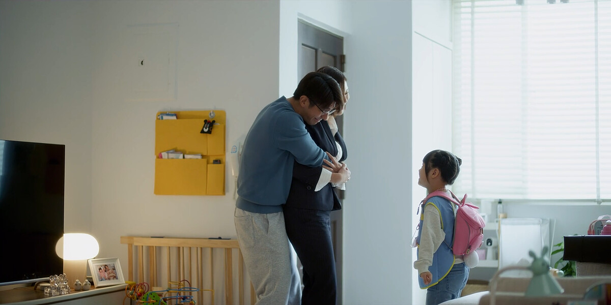 修杰楷(左)聽到劉品言(中)道歉，立刻飛撲熊抱，女兒(右)說她也要抱抱，修杰楷對女兒說：你沒有！夫妻親密度從此得知，難怪網友羨慕啊！