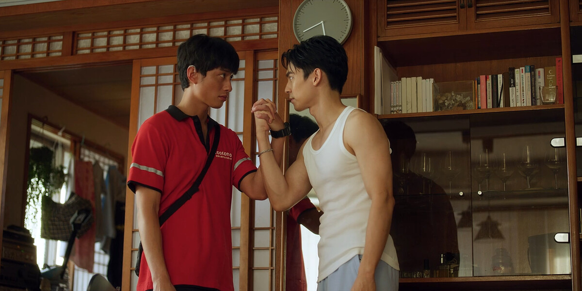 林柏宏(右)傳遞&rdquo;戀愛攻心大法&rdquo;給劉俊謙(左)