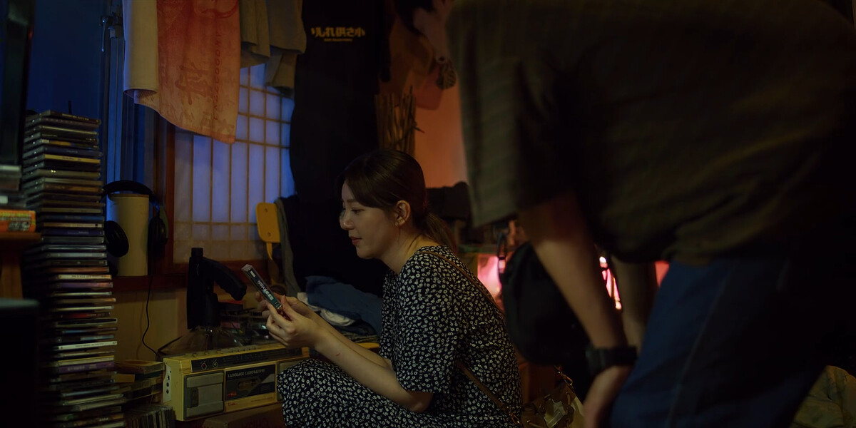 郭雪芙在劉俊謙房間拿起張震嶽錄音帶播放《秘密》