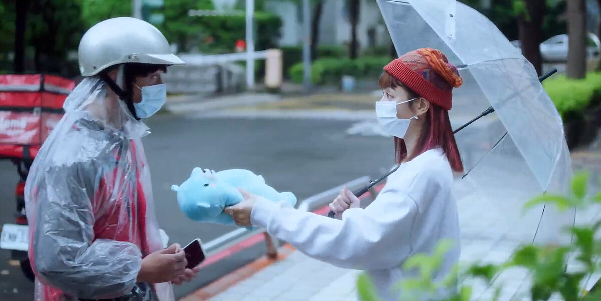 宋芸樺(右)把Joy最後死命也要夾到的&rdquo;紀念娃娃&rdquo;送給想撿舊物的劉俊謙，說著是Joy(舊)的，她不要了