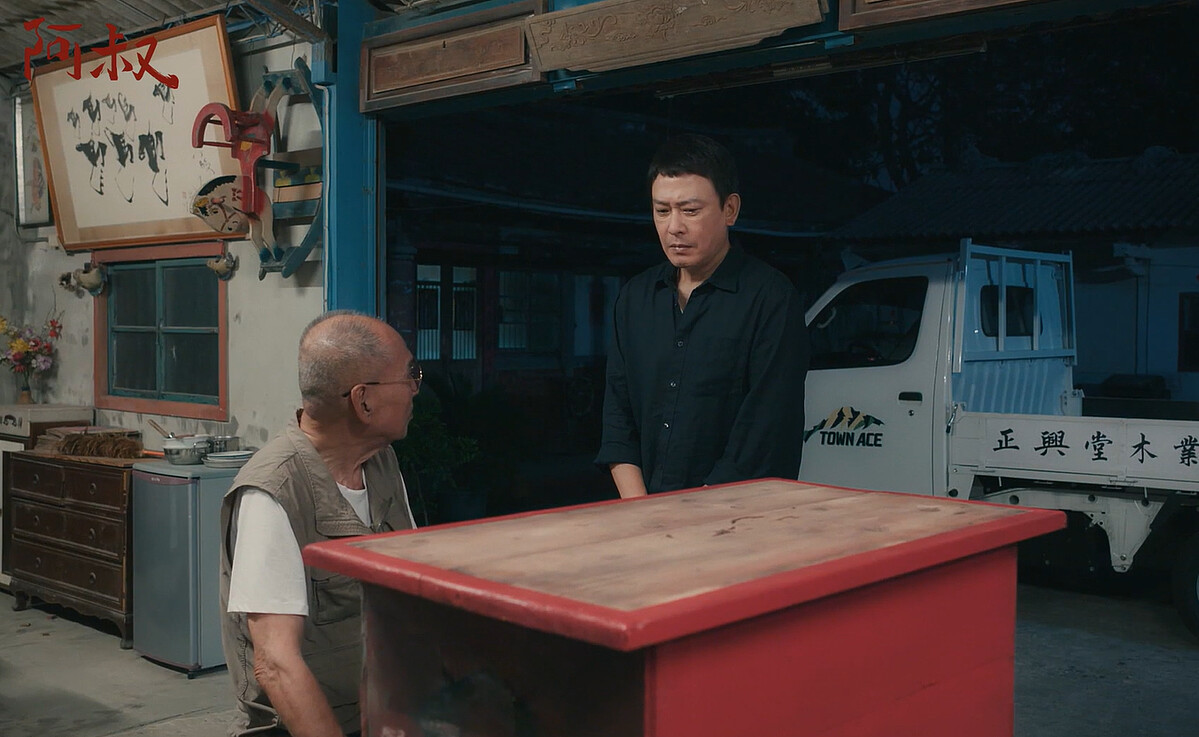 阿文師(左)拒絕文欽(右)後又於心不忍，告訴他可在身旁靜靜地看他修復，能看懂到什麼憑文欽的慧根了