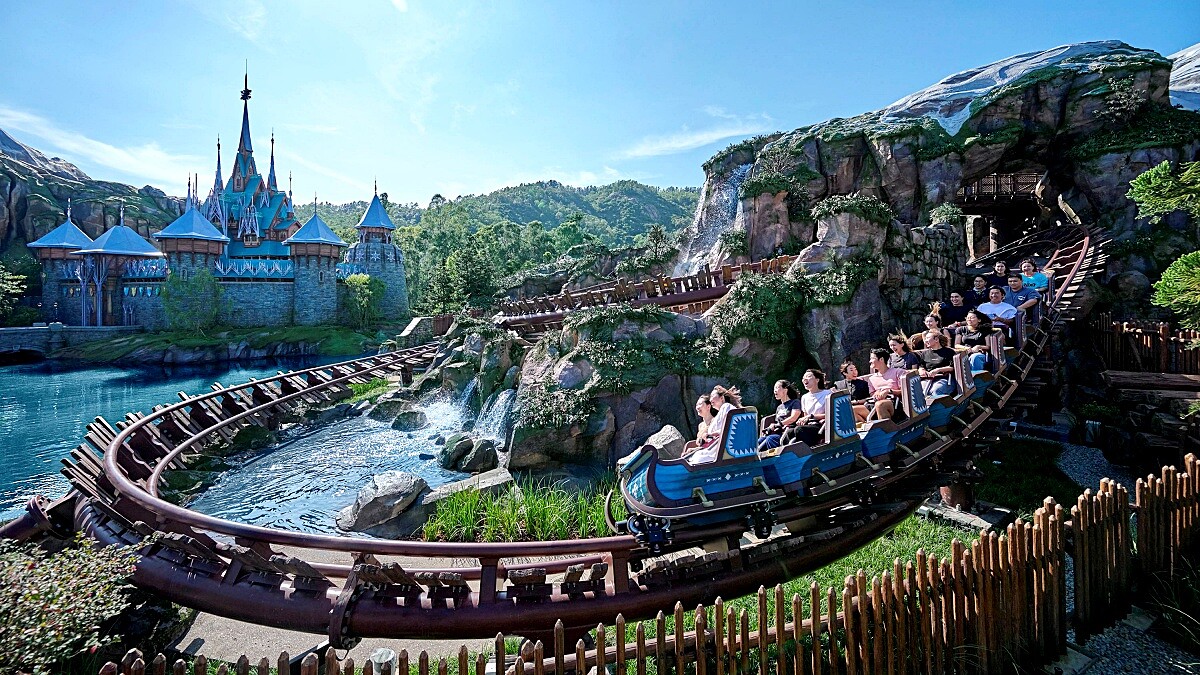 香港迪士尼樂園遊樂設施「雪嶺滑雪橇」