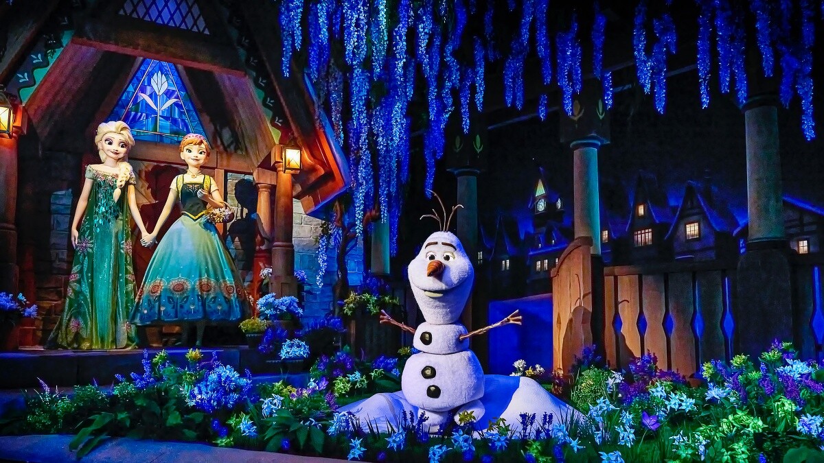 搭乘「魔雪奇幻之旅」坐上木船，會穿越一幕幕壯麗場景，最終到達艾莎冰雪皇宮所在的「北山」；雪寶身上更有發光的雪花感