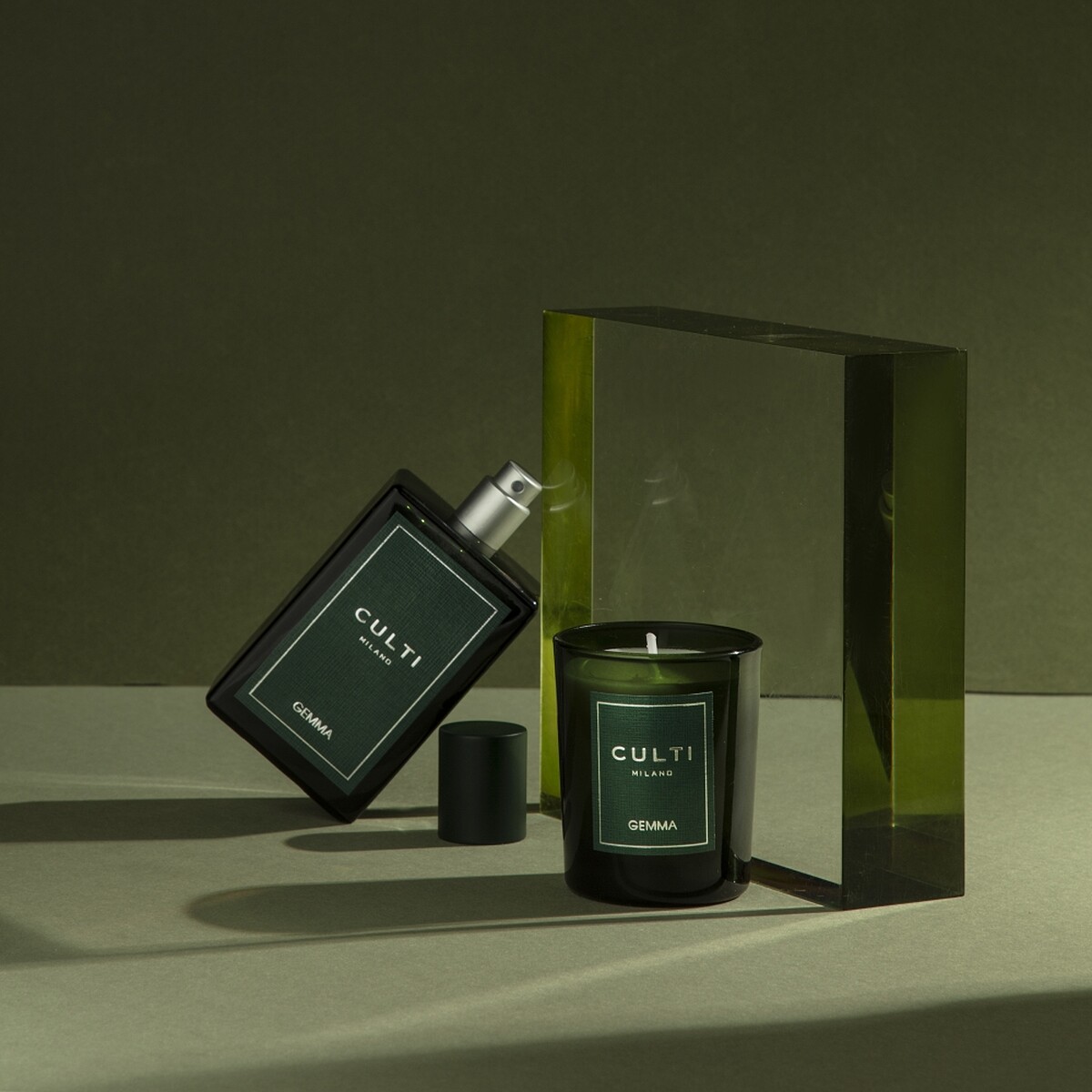 CULTI MILANO聖誕限量槲寄生吻系列香氛蠟燭270g，NT2,300。居家噴霧100ml，NT1,650