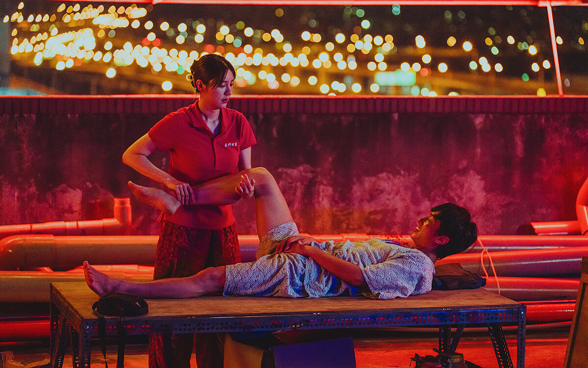 非典型都會愛情影集《此時此刻》 體驗純按摩技術太好劉俊謙忍不住 郭雪芙嘆太難手痛5天