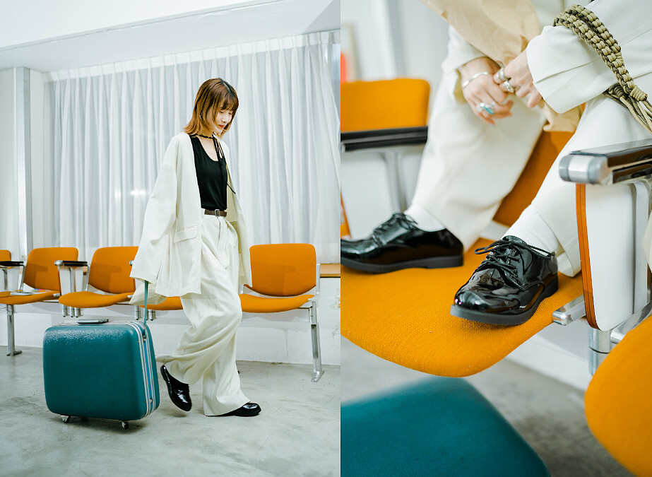 PLAIN OXFORD 3鞋款／NT1,680；背面打褶無領西裝外套／灰白色／NT3,150；繞頸綁帶設計坦克背心／黑色／NT1,440；打褶腰帶直筒褲／灰白色／NT2,790。