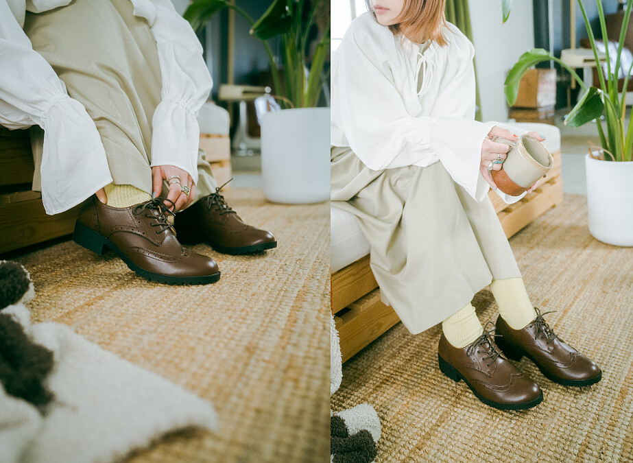 WING TIP OX 3.5鞋款／NT1880；短版碎褶罩衫／米色／NT2,100；V字領緣寬褶背心裙／膚色／NT2,840。