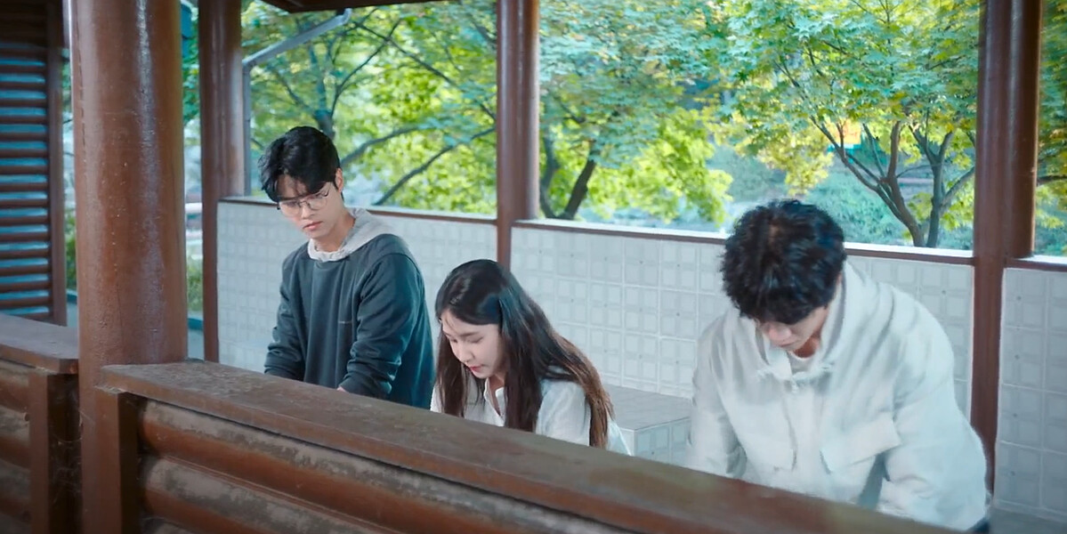 遇學(左)看木河(中)和保傑(左)兩小無猜,特別為兩人”重新整理”關係,沒想到保傑告白了!