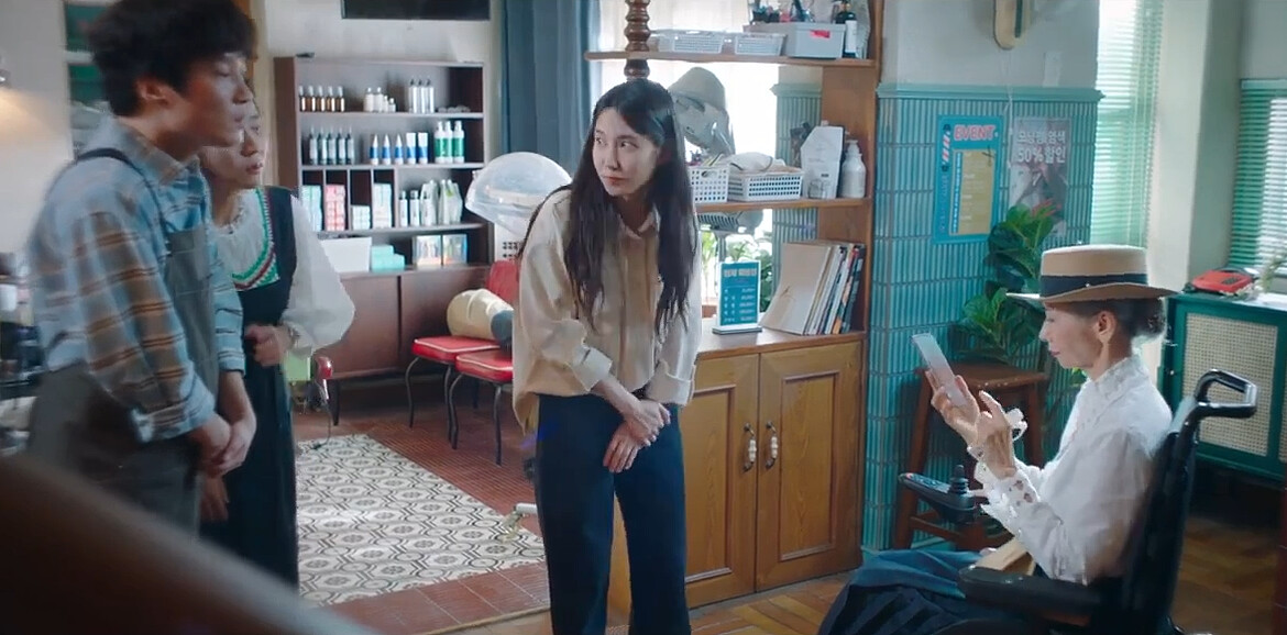 假尹蘭珠(右)找上木河(中),後來才發現是蘭珠的失智媽媽