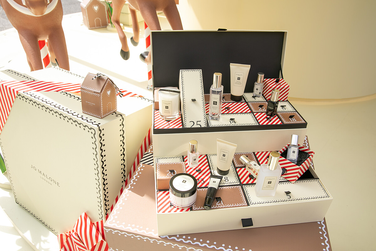 「童話薑餅聖誕倒數月曆」像童話裡的糖果屋，25個小抽屜內有奢華小香水、身體沐浴與潤膚系列、旅行香氛蠟燭等明星香氛。