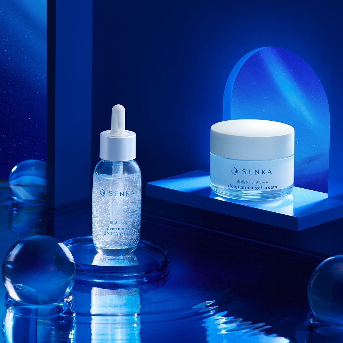 專科水潤保濕超微米瞬效精華&專科水潤保濕水凝露情境圖。