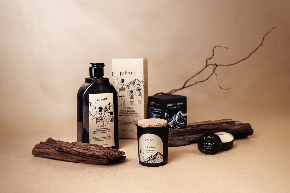 juliArt覺亞&times; NAMUA 公益聯名「溪水系列」含五款限定組合，凡售出任一款，juliArt即捐贈最高NT400至溪水藝術關懷發展協會。