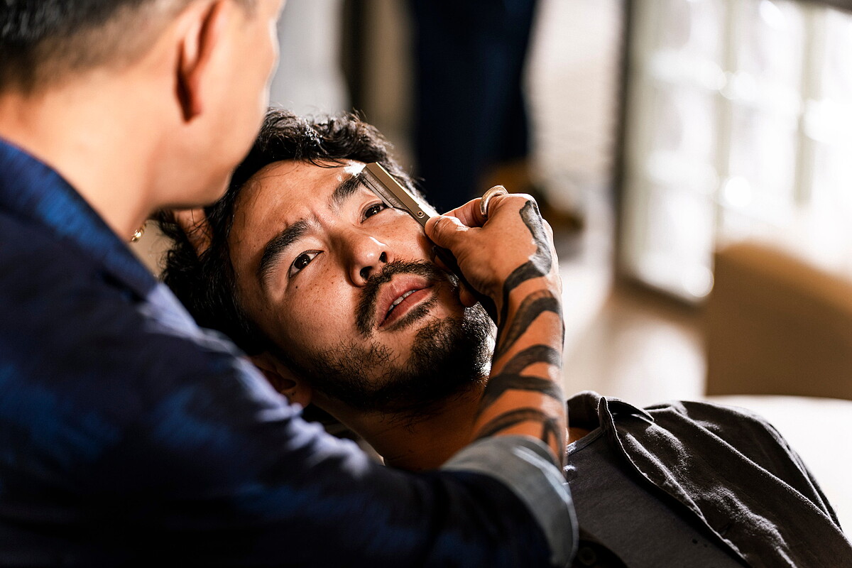 《周處除三害》袁富華手拿剃刀貼著阮經天的臉狠狠割下一刀