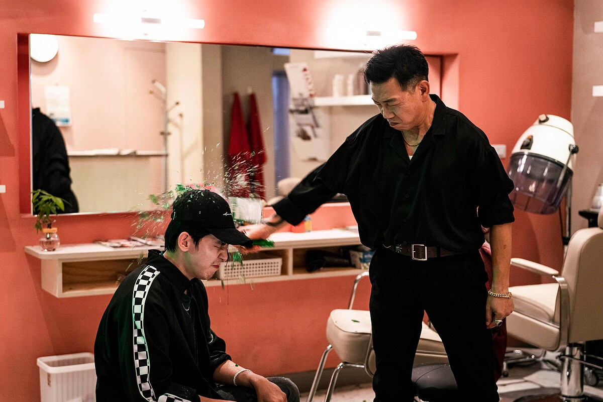 《周處除三害》袁富華(右)年近六十仍保養得宜,哽咽致謝導演黃精甫夠膽找他拍打戲