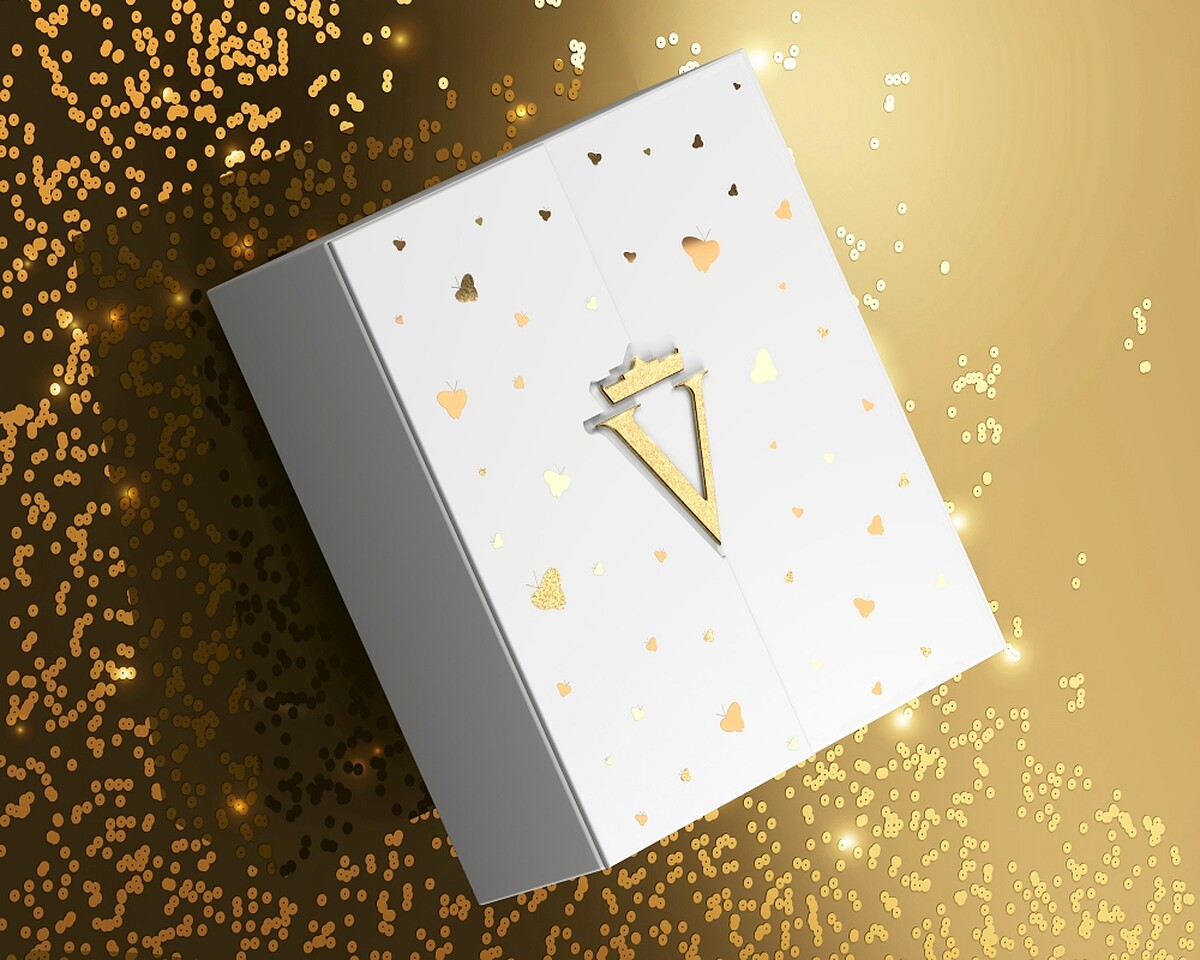 Valmont 冬日暖光聖誕禮盒以金光閃閃亮片綴飾打造眾人矚目的光彩。