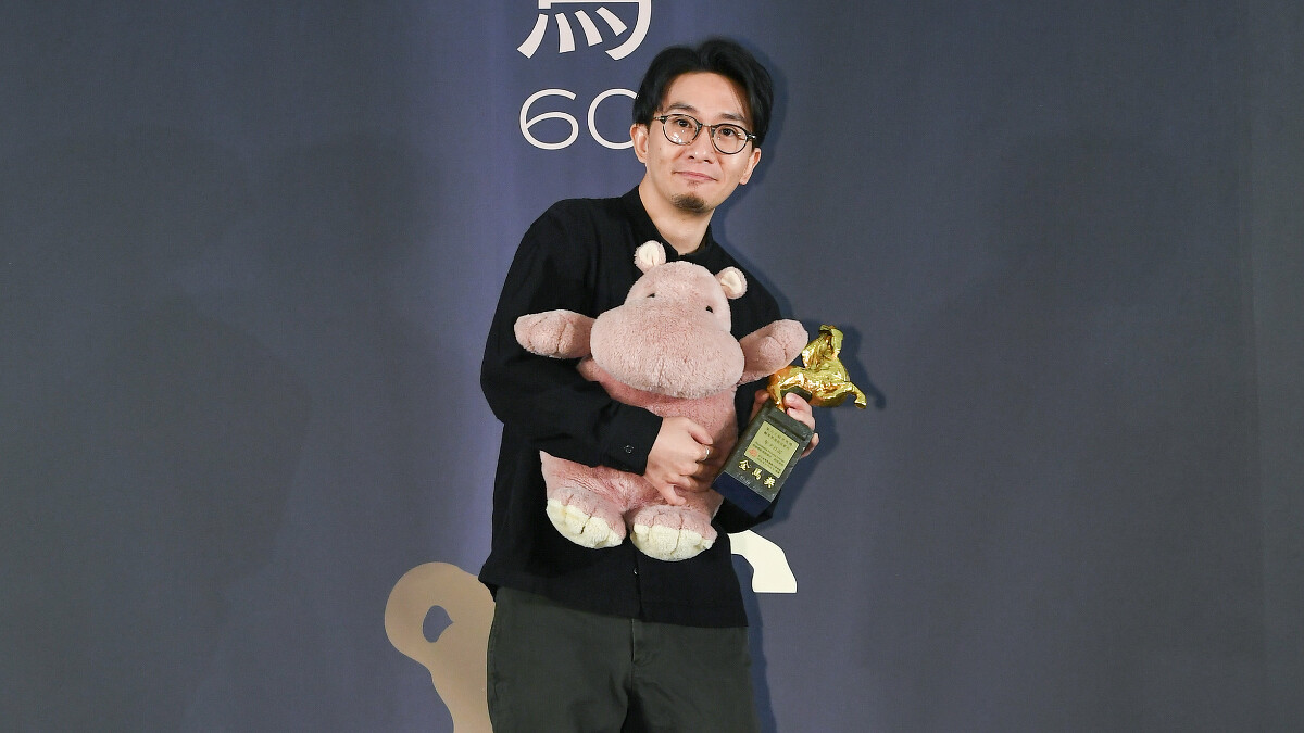 卓亦謙在金馬60入圍午宴上開心領獎。