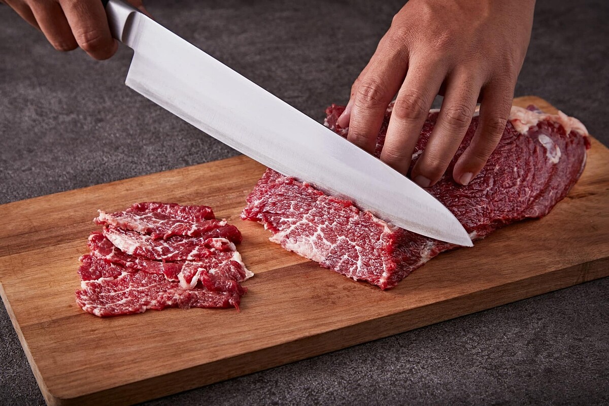 宣牛致力提供「新鮮」食材，牛肉採店內現點現切供餐模式。