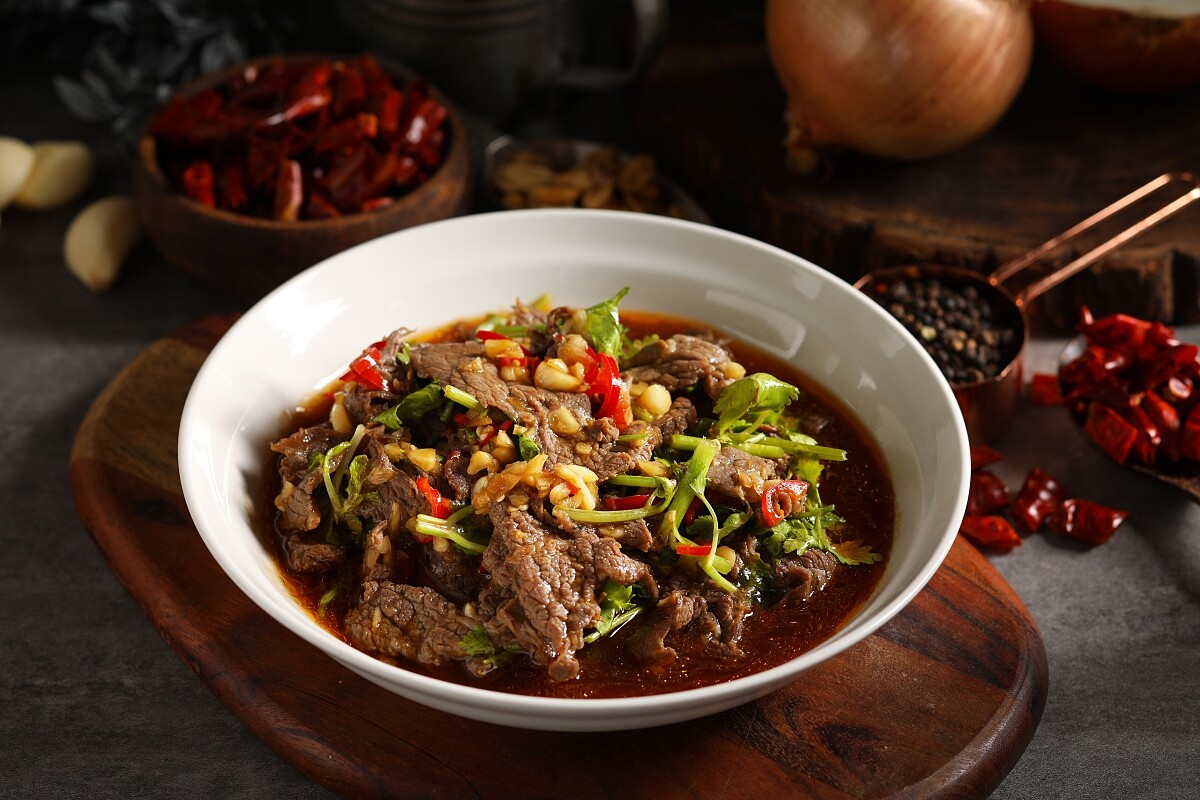 首推熱門經典「香菜辣牛肉」。