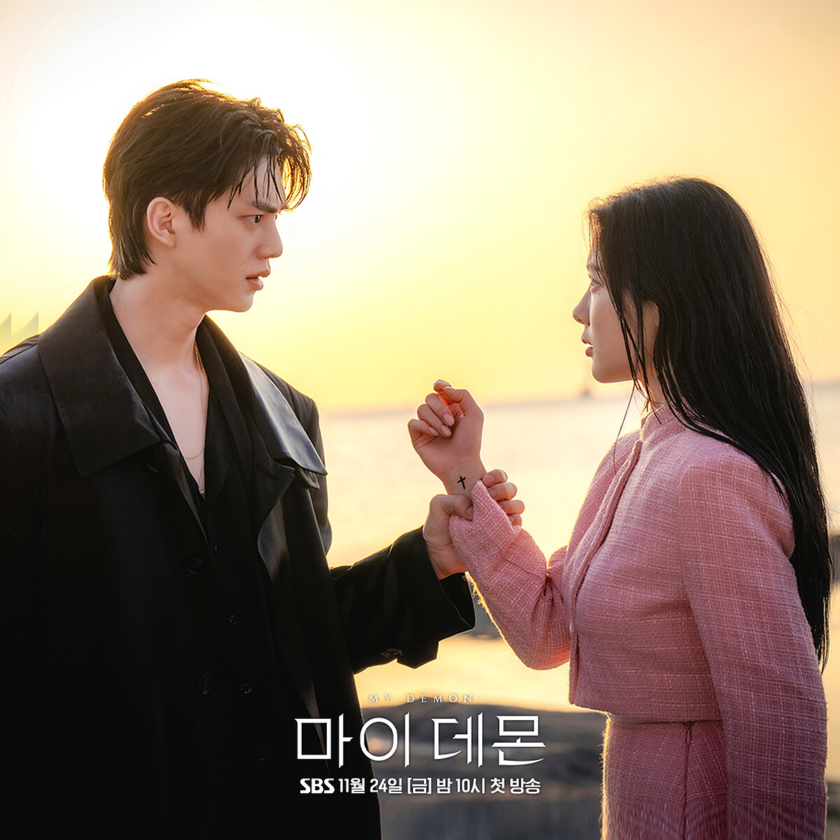 到曦(右)不知道九元(左)魔力轉移到自己身上，以為喝醉酒刺青在手上，但九元知道大事不妙