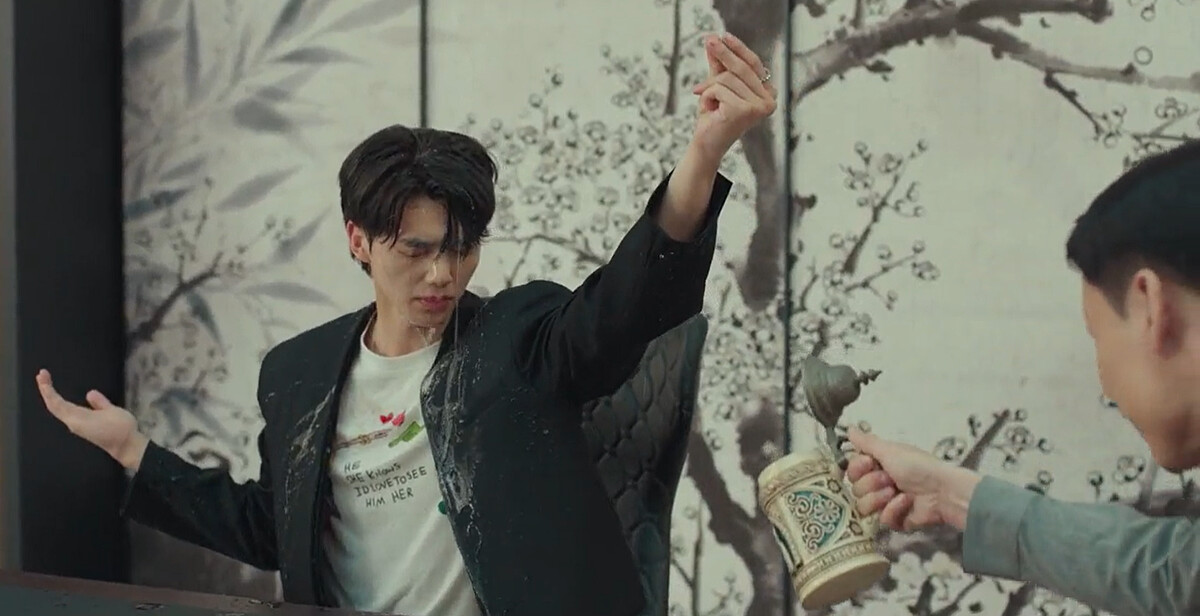 福規(右)拿水潑九元(左)，立刻測出九元魔力消失