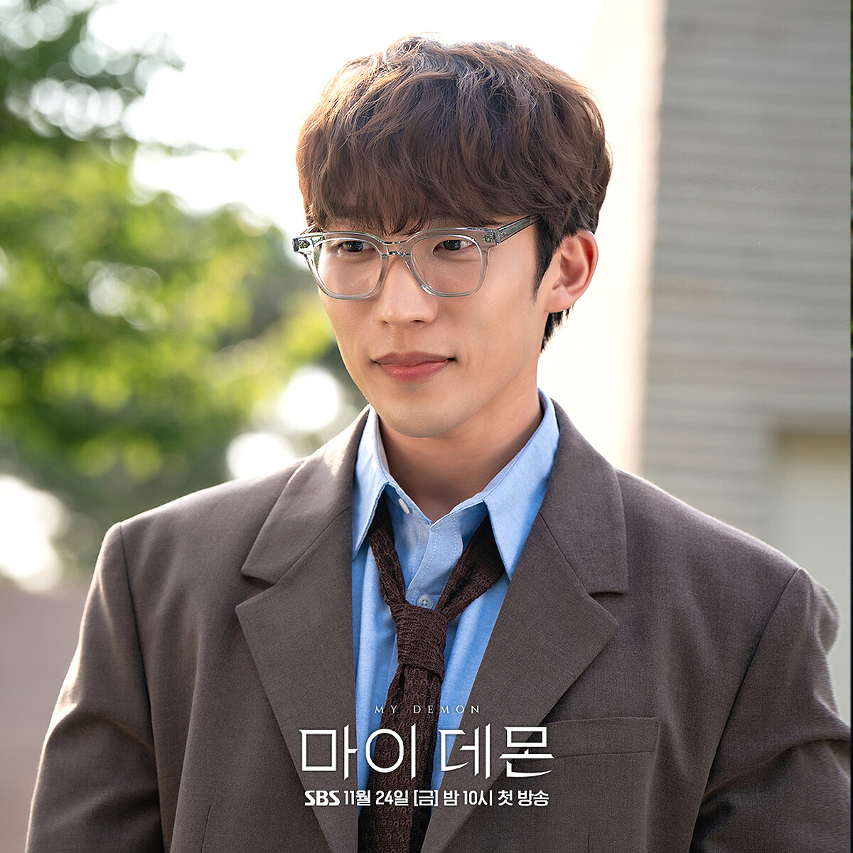 李相二飾演周碩訓，周天淑不修邊幅的外甥，掌握周天淑的錢操盤股市