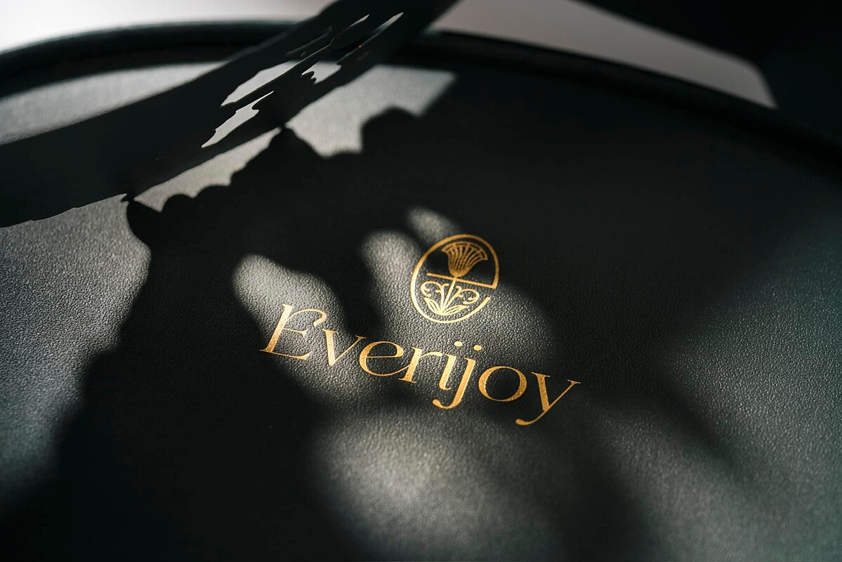 選用創辦人 Everina 喜愛的蘭花作為 Logo 元素。