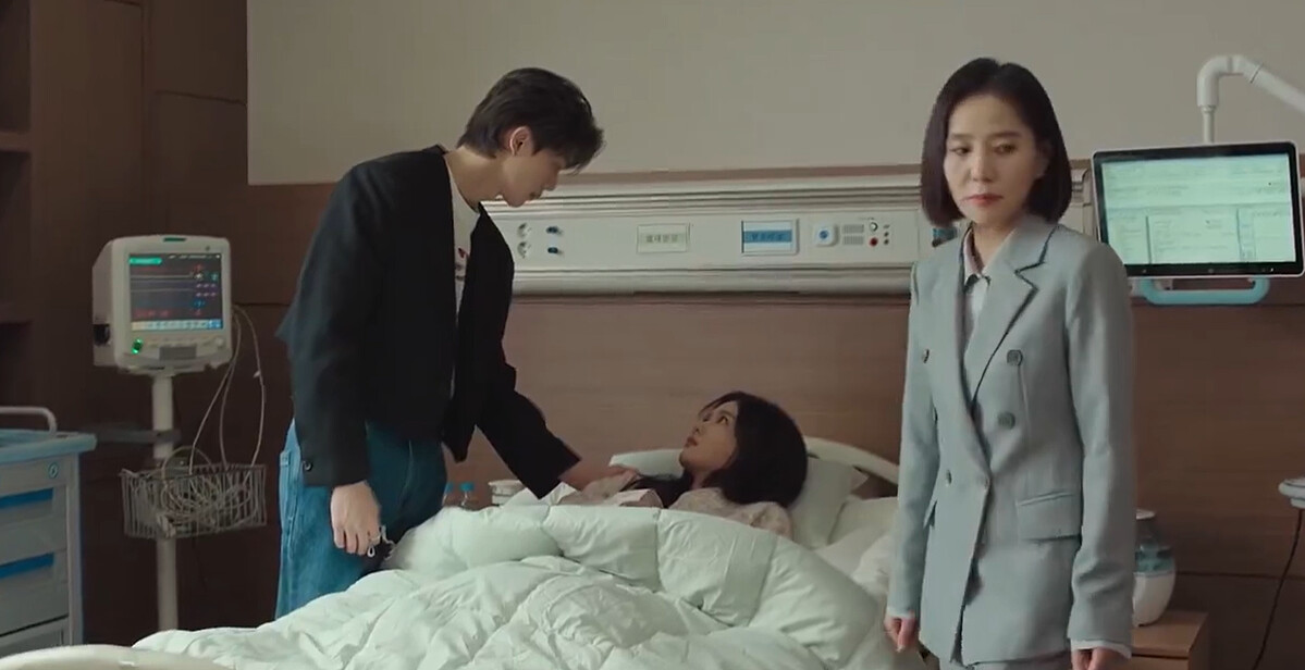 看出都到曦和鄭九元關係不尋常，秘書辛多情(右)趕快迴避