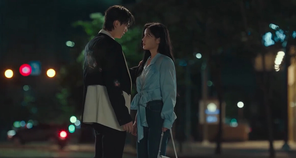 都到曦摸不透鄭九元老在她身邊打轉，再度救她到底居心何在？