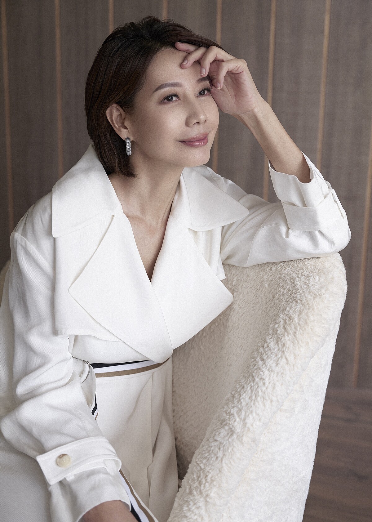 白色風衣外套，BOSS；鑲鑽耳環，H&M。